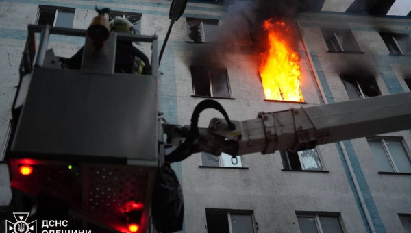 Нічна атака дронів в Одесі: знищено десятки павільйонів на радіоринку — ДСНС